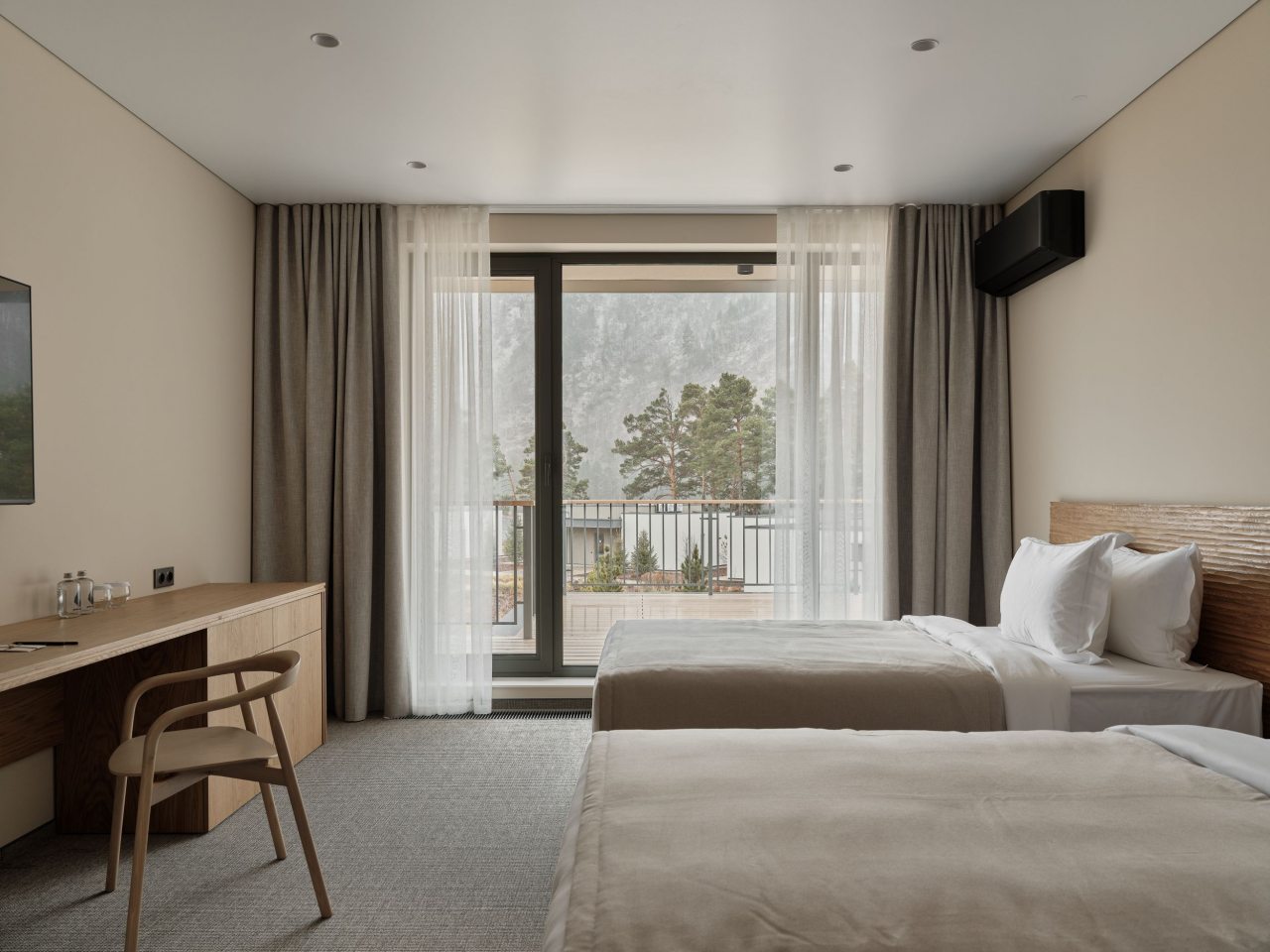 Панорамный вид на сад, реку и горы.