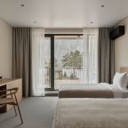 Панорамный вид на сад, реку и горы.