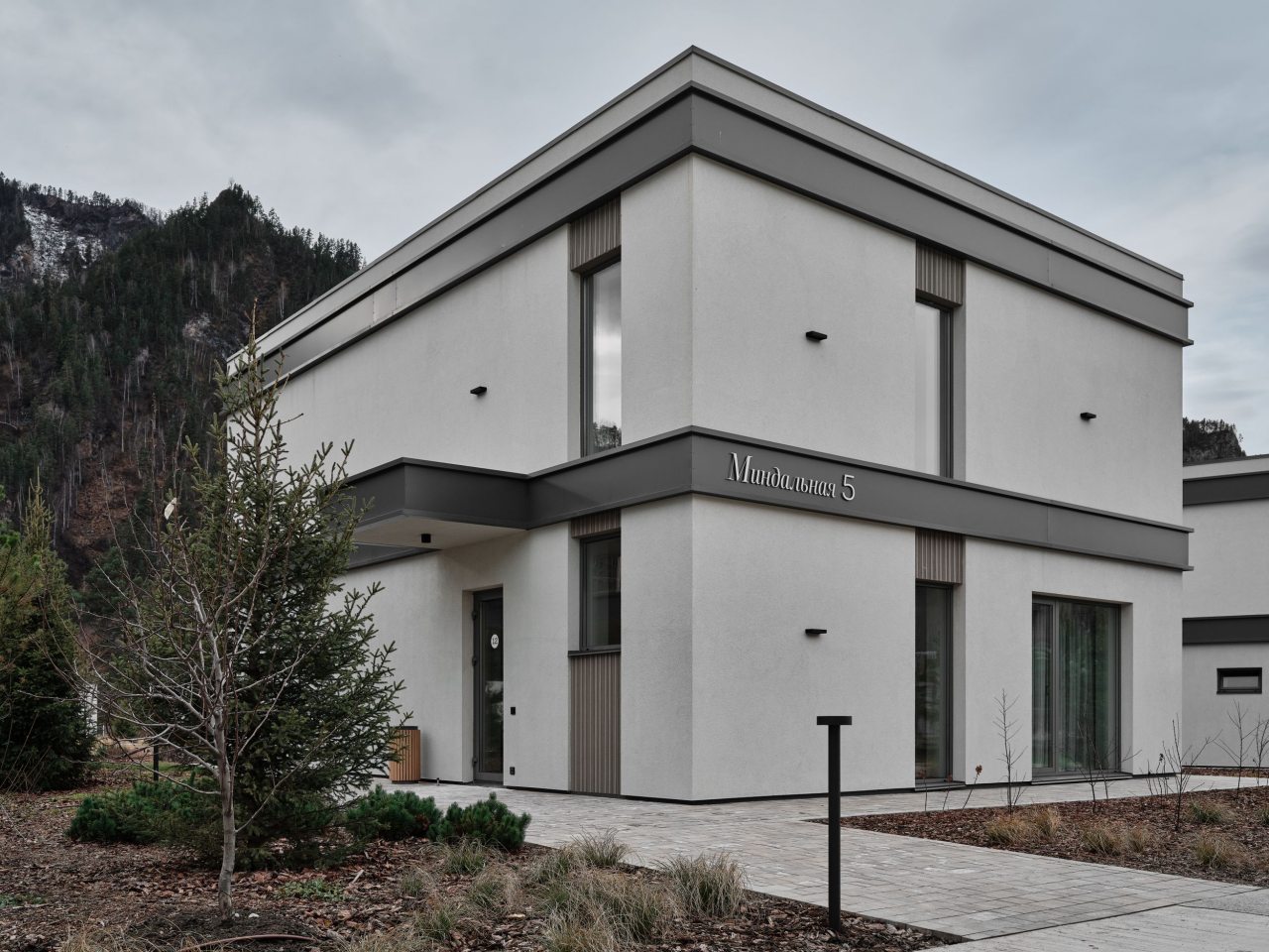 Двухэтажный дом на второй береговой линии.