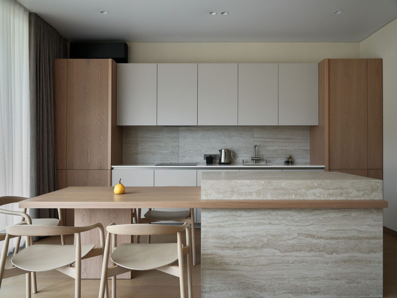 Просторная кухня-гостиная и три спальни.