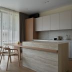 Остекление в кухне-гостиной раздвижное.