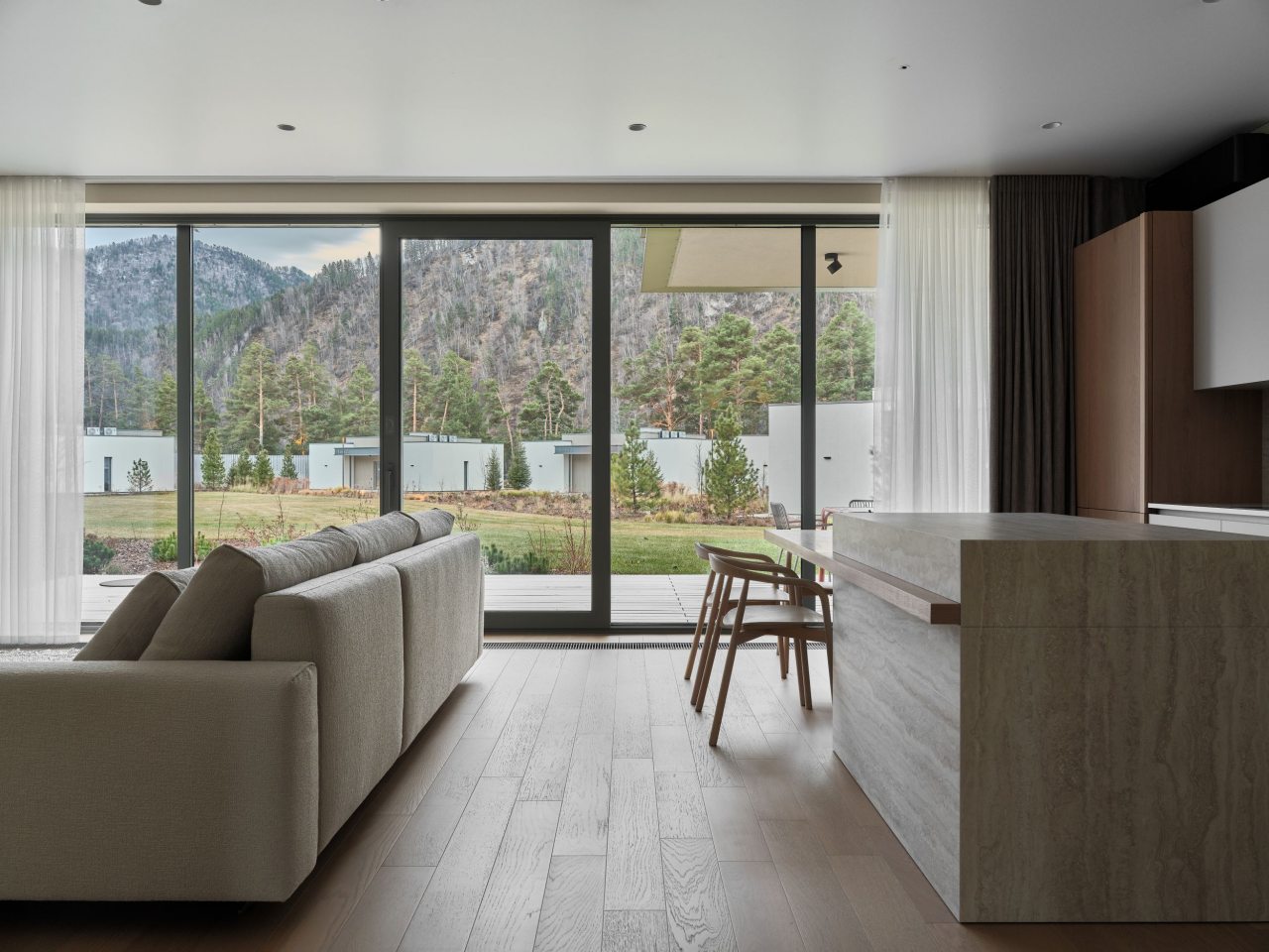 Панорамный вид на сад, реку и горы.