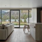 Панорамный вид на сад, реку и горы.