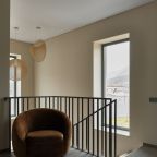 Двухэтажный дом в отдалении с видом на сад и горы.