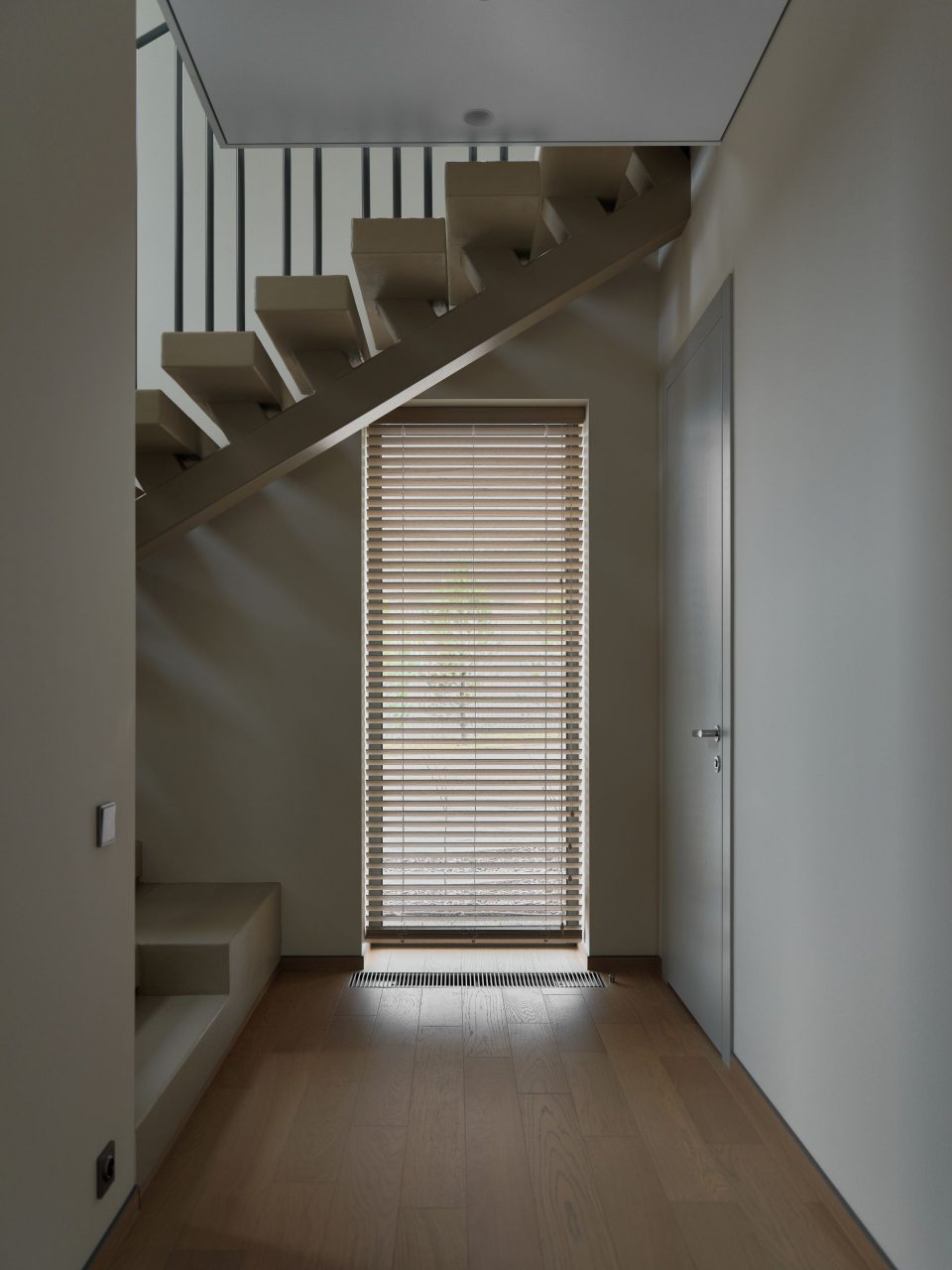 Дома образуют большую благоустроенную территорию.