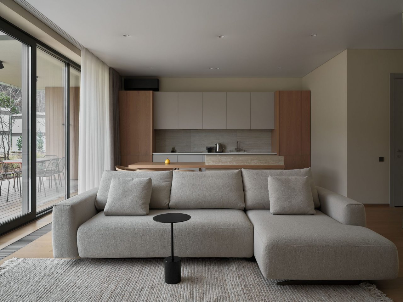 Уютная кухня-гостиная и три спальни.