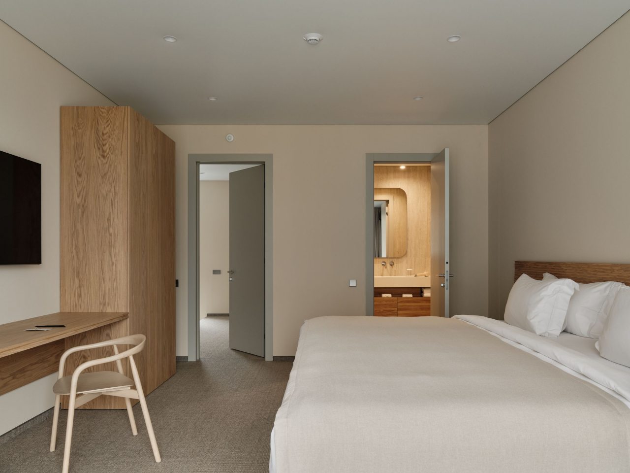 Уютная кухня-гостиная и три спальни.