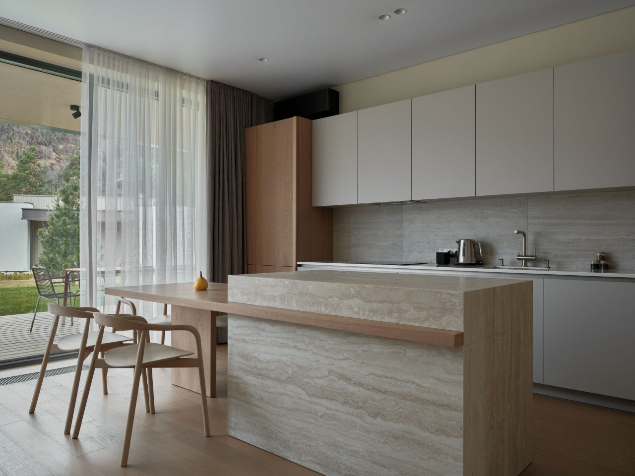 Уютная кухня-гостиная и три спальни.