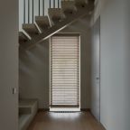 Дома образуют большую благоустроенную территорию.