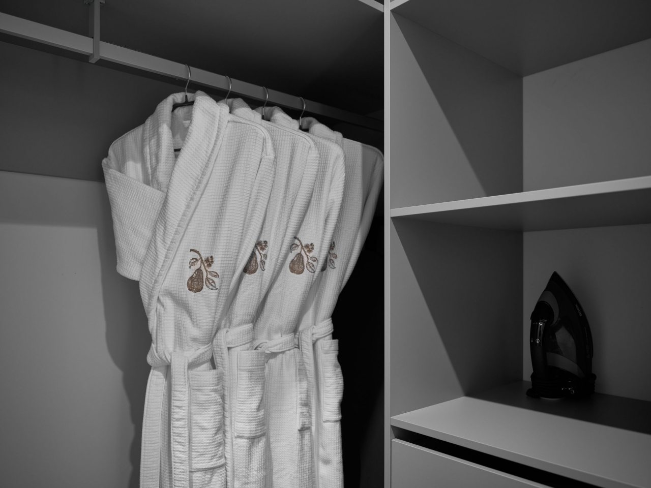 Двухэтажный дом в отдалении с видом на сад и горы.