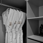 Двухэтажный дом в отдалении с видом на сад и горы.