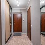 В прихожей большой шкаф-купе с зеркалом и доп зеркало