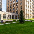 На детской площадке в закрытом дворе (без машин), Апартаменты Уютные в центре Санкт-Петербурга