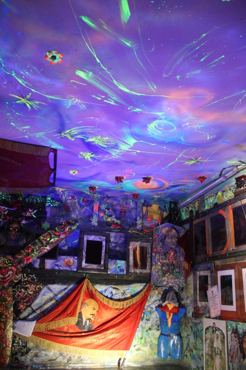 комната с голограммами советского союза-иконы -звери -