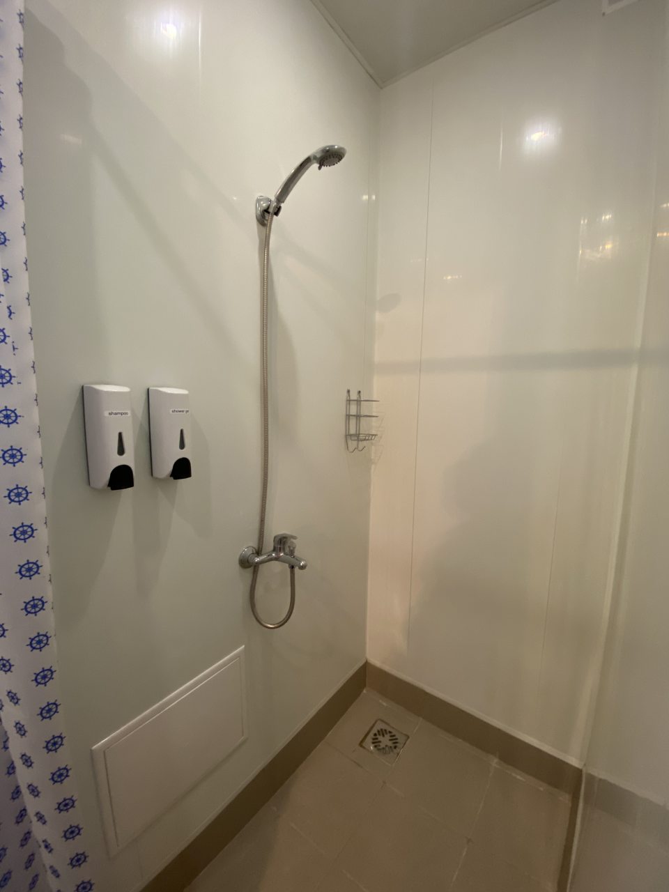 Шестиместный (Для больших компаний), Апартаменты Жёлтый Нарцисс