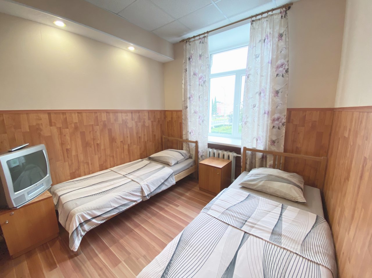 Шестиместный (Для больших компаний), Апартаменты Жёлтый Нарцисс