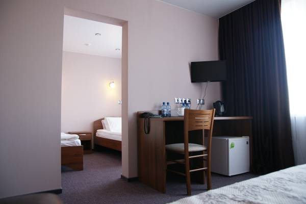 Трёхместный и более (Трехместный номер с раздельными кроватями,трехместный номер с 2 раздельными кроватями и диваном) гостиницы Полет, Красноярск
