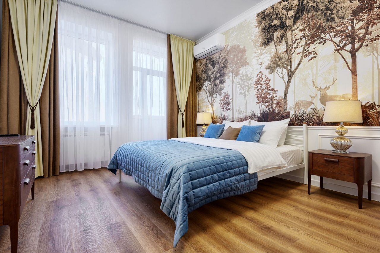 Вид на двуспальную кровать.