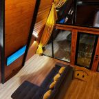 Дом (Риц), Коттедж Атмосфера