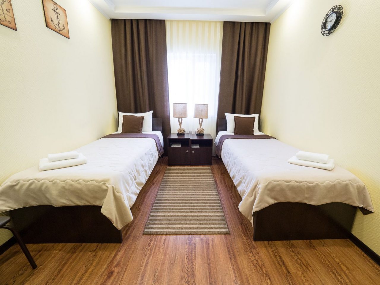 Двухместный, Гостиница Адмирал