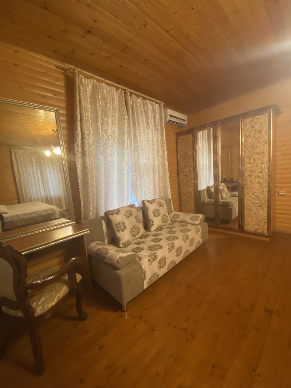 Коттедж, Коттедж У озера