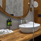 Люкс, Отель Шамбала