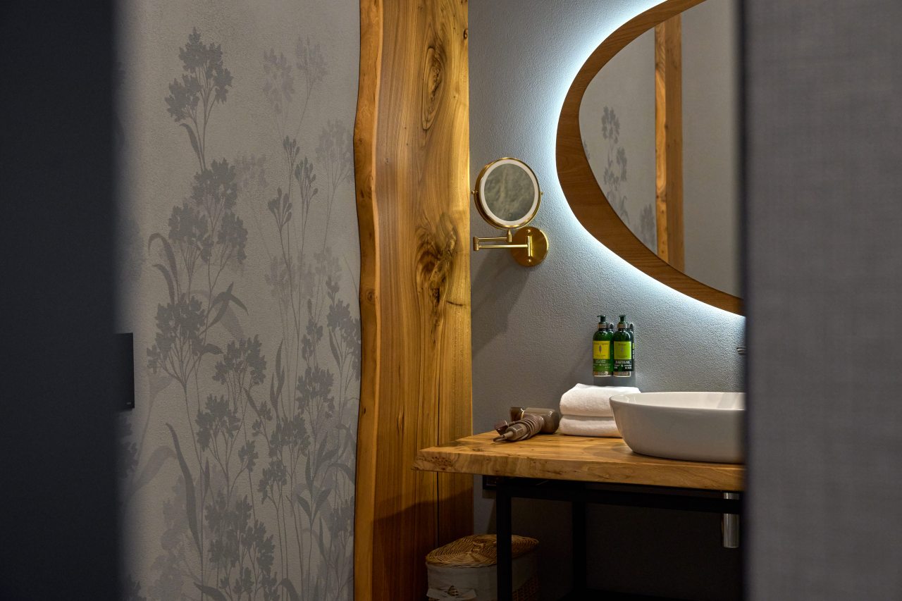 Люкс, Отель Шамбала