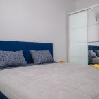 Кровать и шкаф