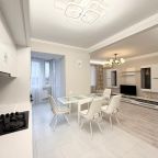 Апартаменты (Возле Дворца Спорта), Апартаменты 3-комнатные в центре