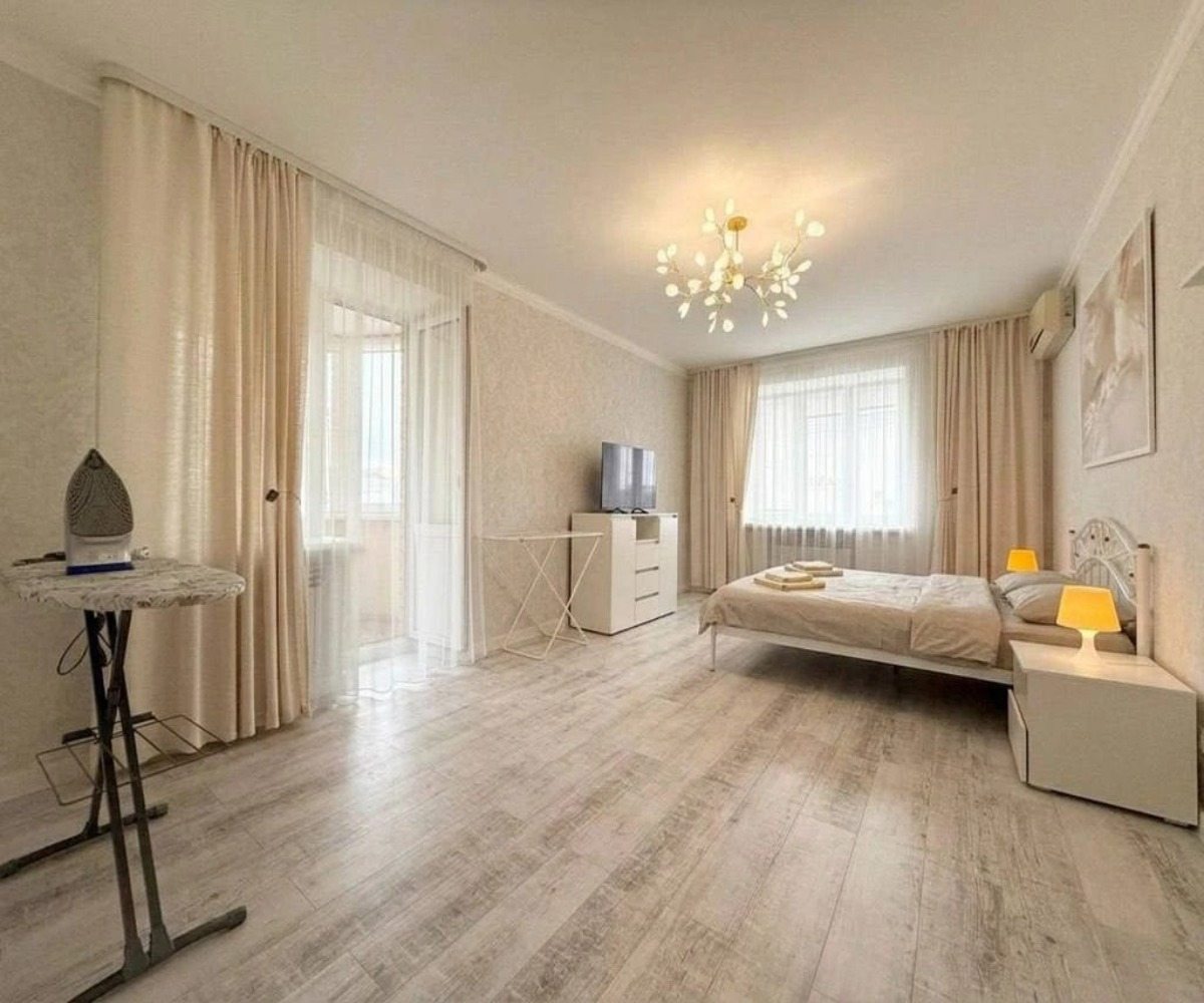 Апартаменты (Возле Дворца Спорта), Апартаменты 3-комнатные в центре