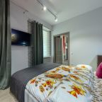 Двуспальная широкая кровать с очень удобным матрасом.