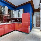 Кухонная зона, холодильник, чайник, вся необходимая посуда