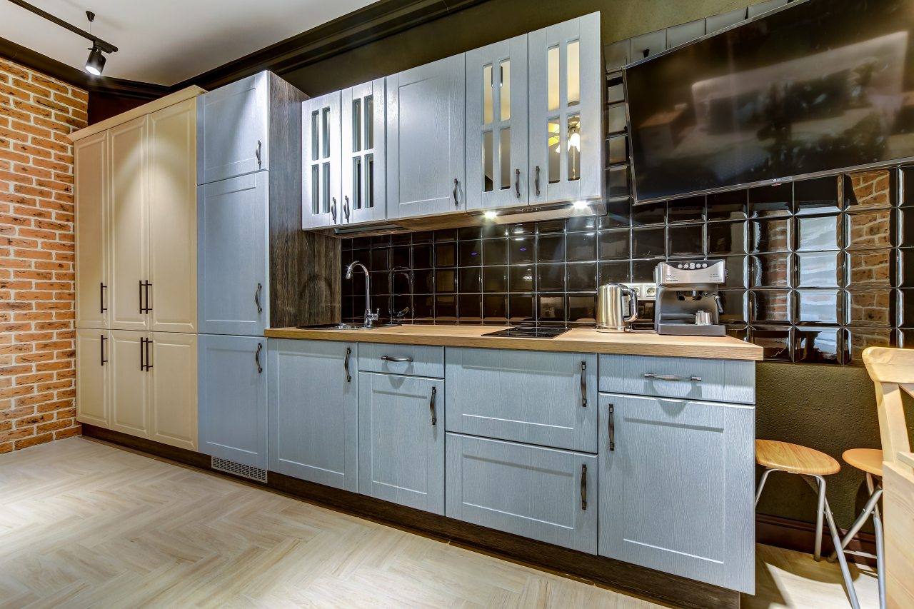 Кухня, холодильник, чайник, кофемашина, микроволновка