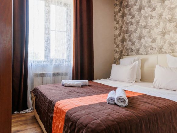 Апартаменты С двуспальной кроватью и диваном, Махачкала