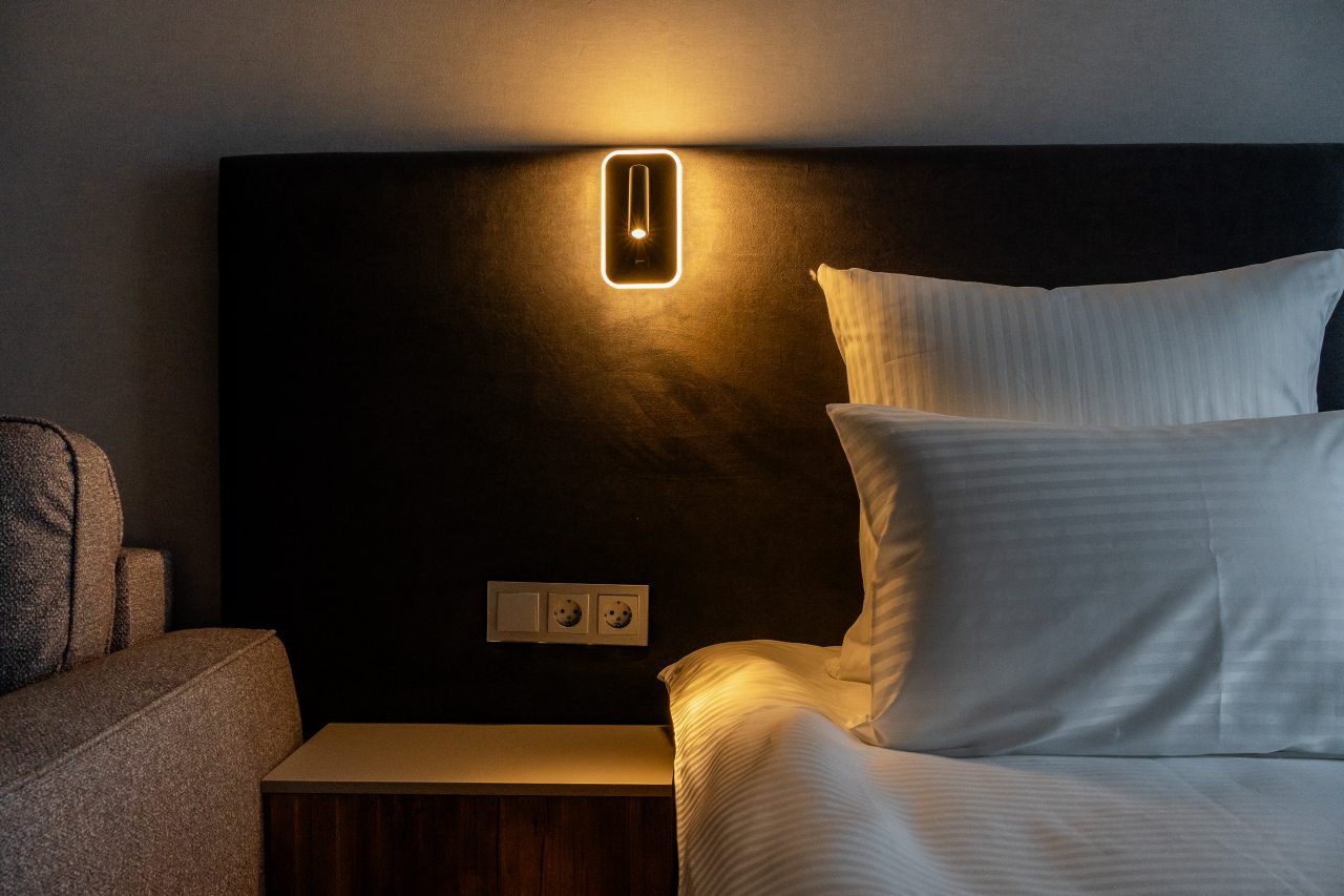 Прикроватные светильники, розетки рядом с кроватью