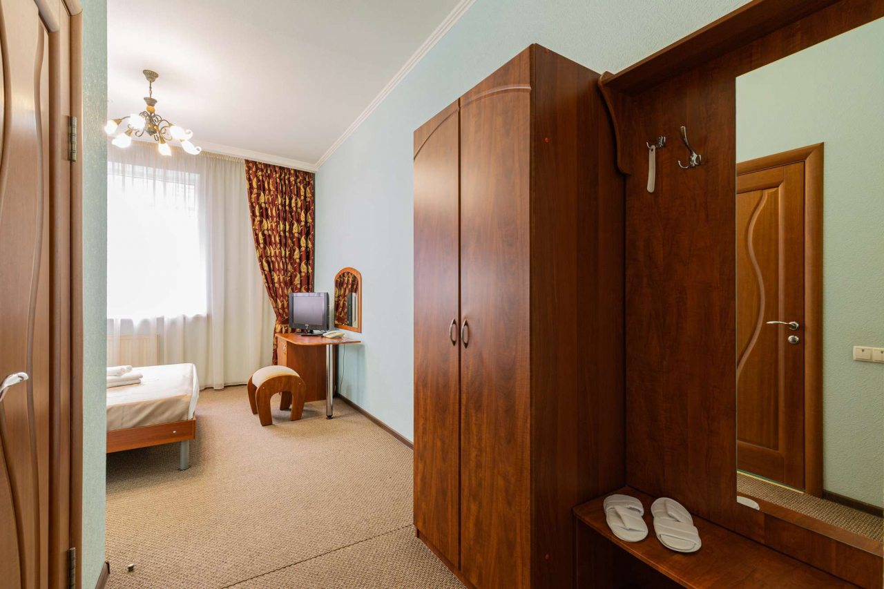 В номере есть шкаф для одежды.