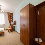 В номере есть шкаф для одежды.