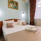 В комнате преобладают светлые тона.