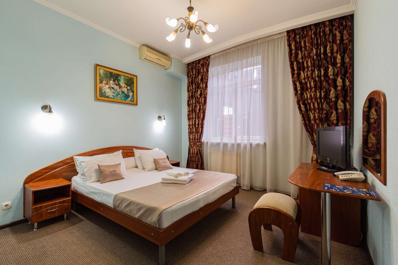 Центральным элементом комнаты является большая кровать.