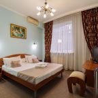 Центральным элементом комнаты является большая кровать.