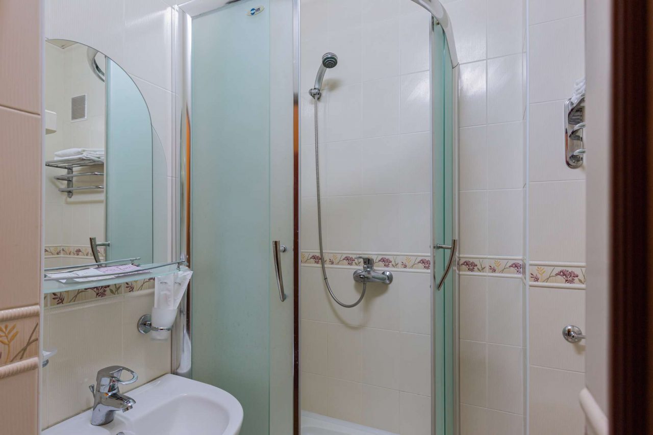 Ванная комната с душевой.