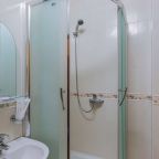 Ванная комната с душевой.