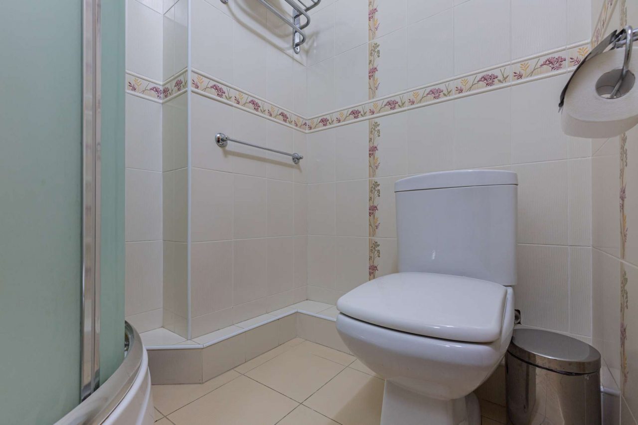 Ванная комната с туалетом.