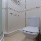 Ванная комната с туалетом.