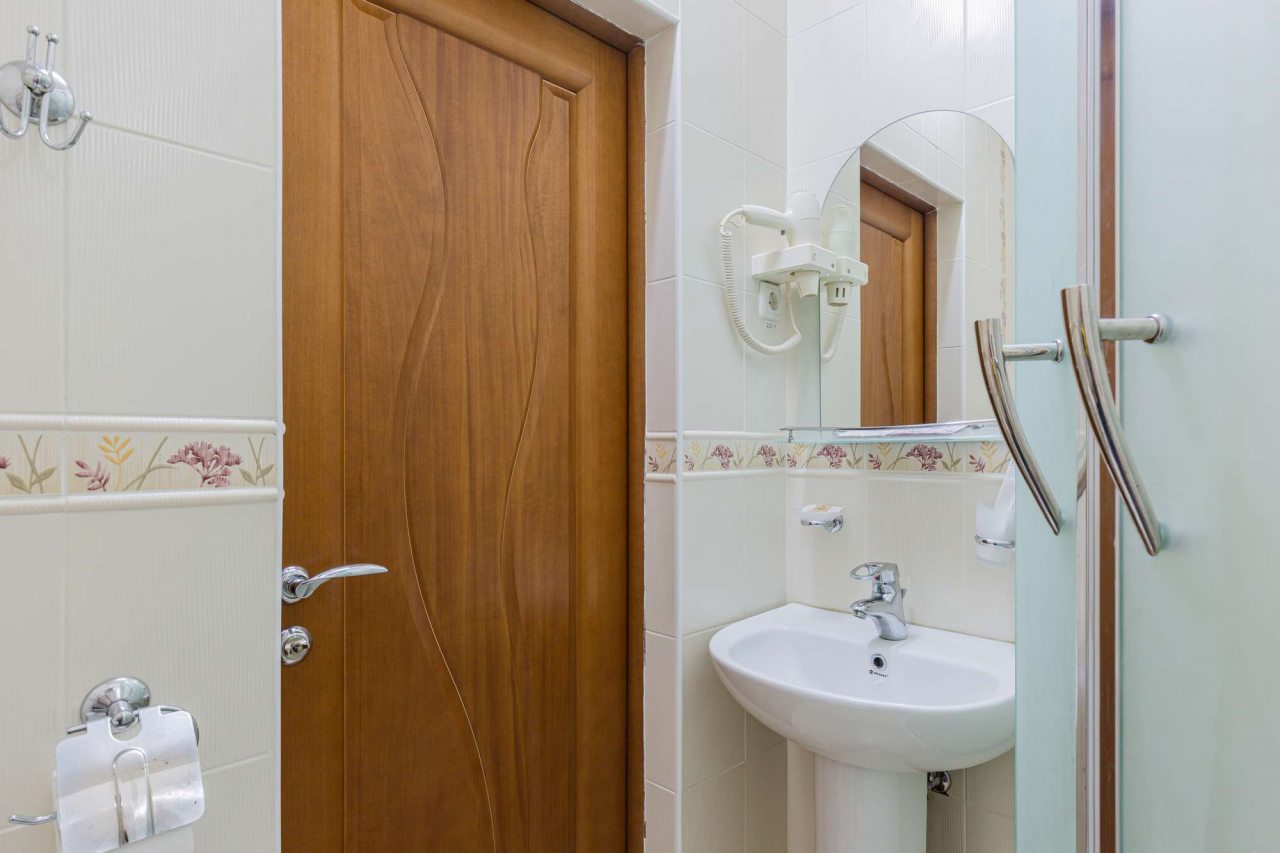 Ванная комната с феном.