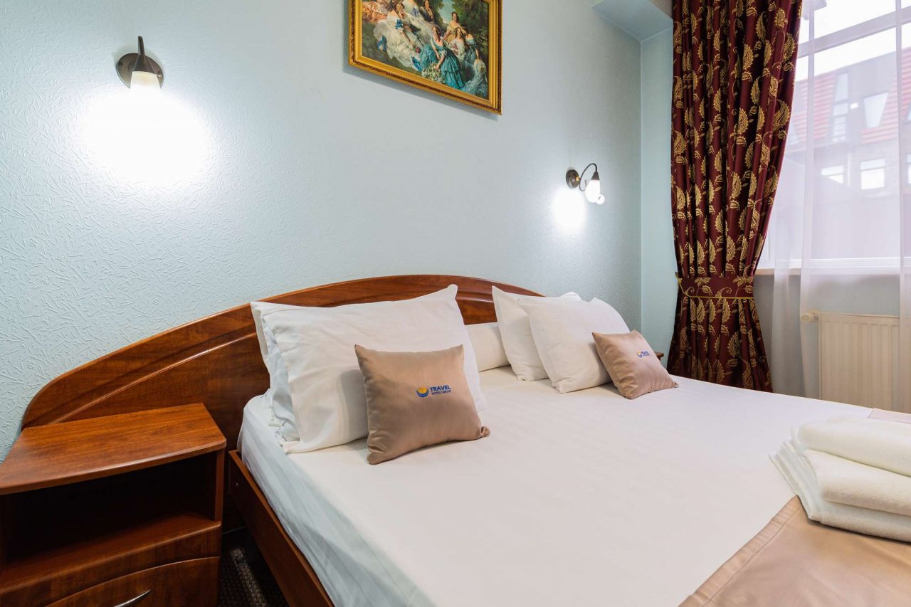 На стенах виден текстурированный светлый материал.