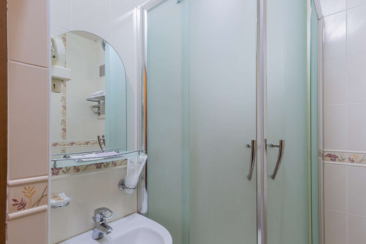 Ванная комната с раковиной.