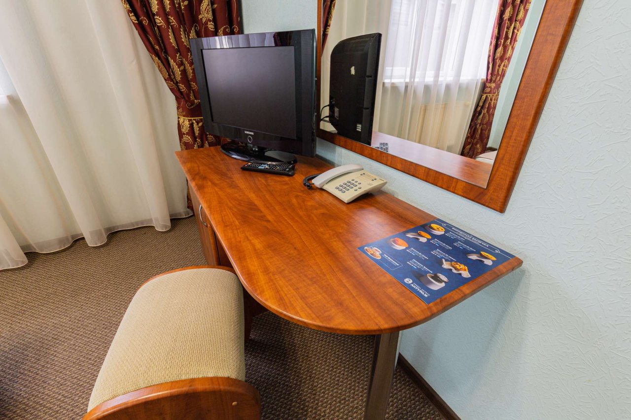 В номере есть телефон.