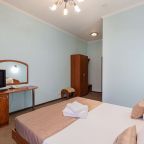 На кровати аккуратно уложены подушки и покрывало.