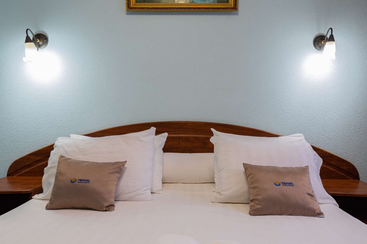 На одной из подушек виден логотип.